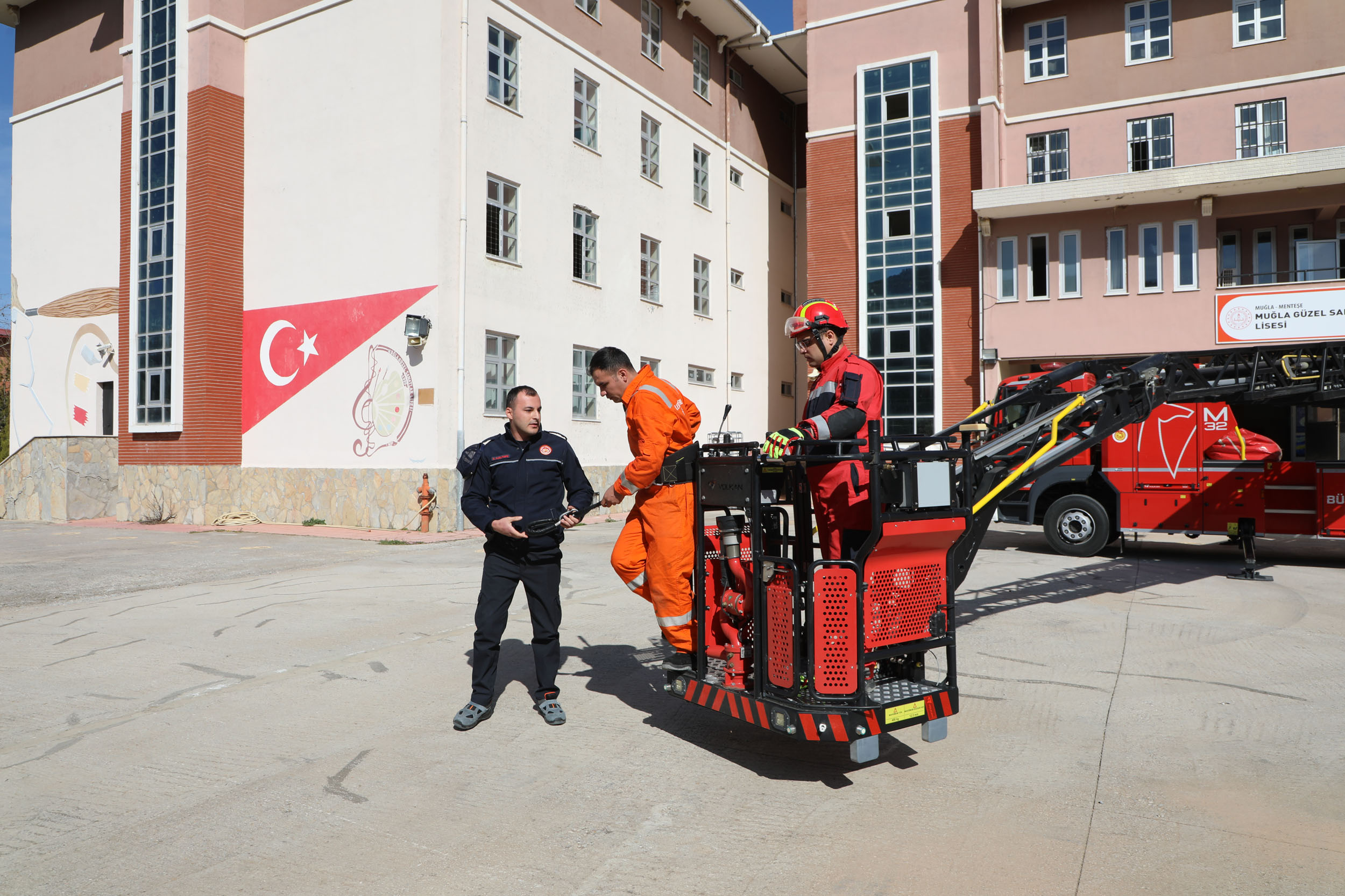 Büyükşehir’den Deprem Haftası’nda Öğrencilere Gerçeğini Aratmayan Tatbikat