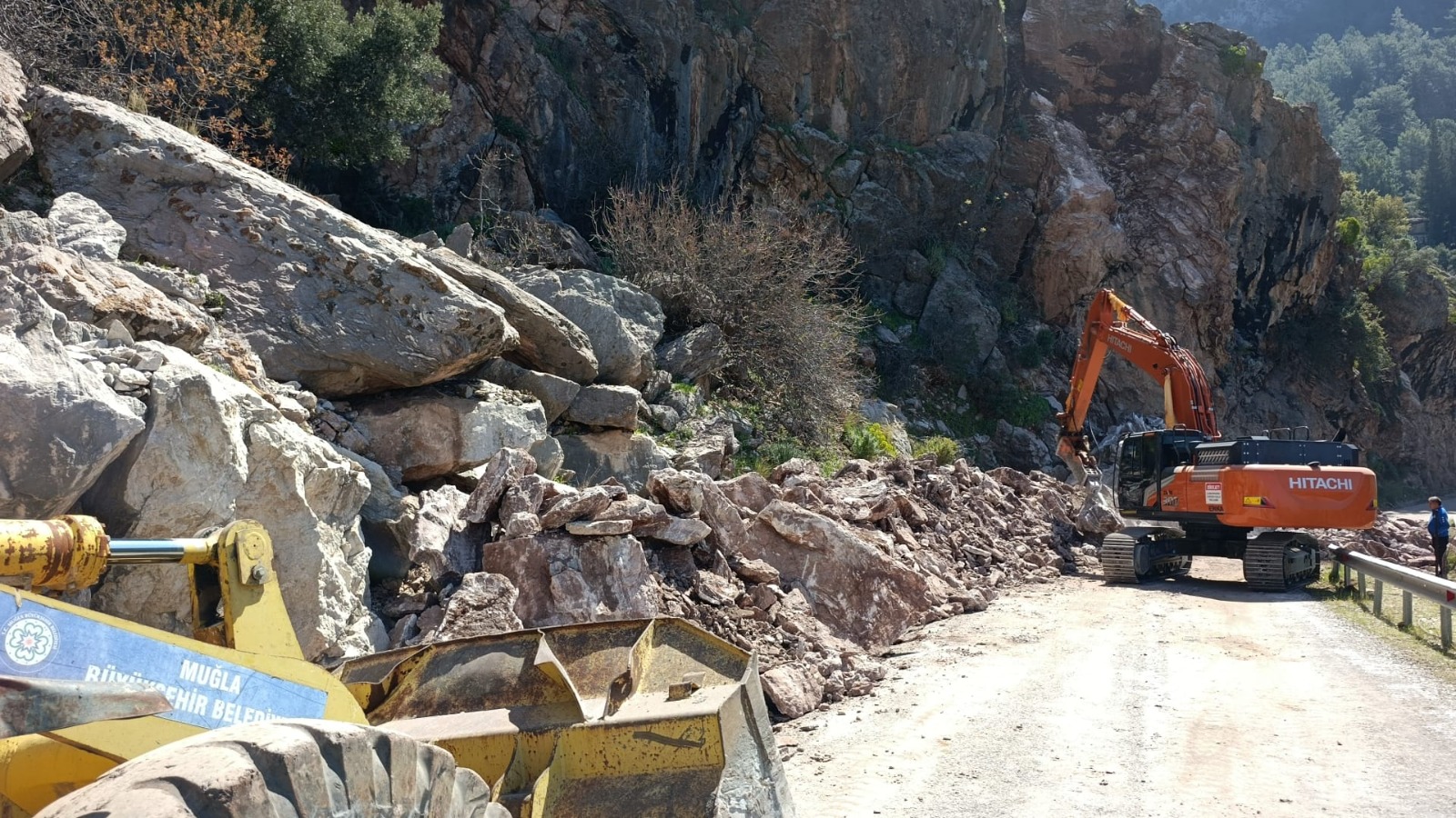 Faralya’da Heyelan Müdahalesi: Büyükşehir Ekipleri Harekete Geçti 