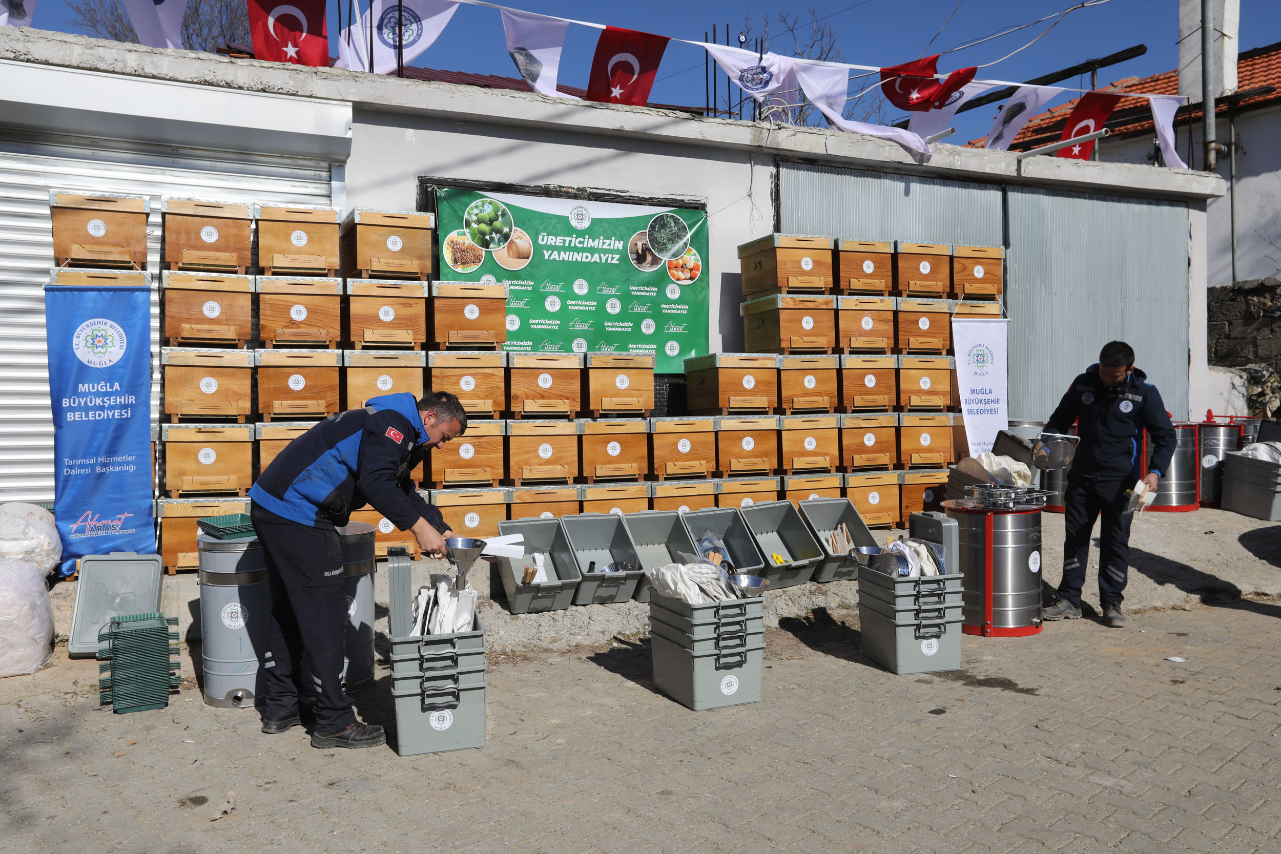 Yangın Mağduru Arıcılara Büyükşehir’den Can Suyu