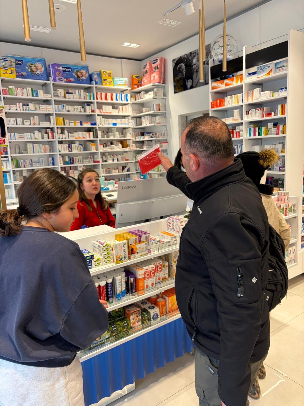 Büyükşehir Türk Bayrağı Dağıtarak Dayanışma Mesajı Verdi