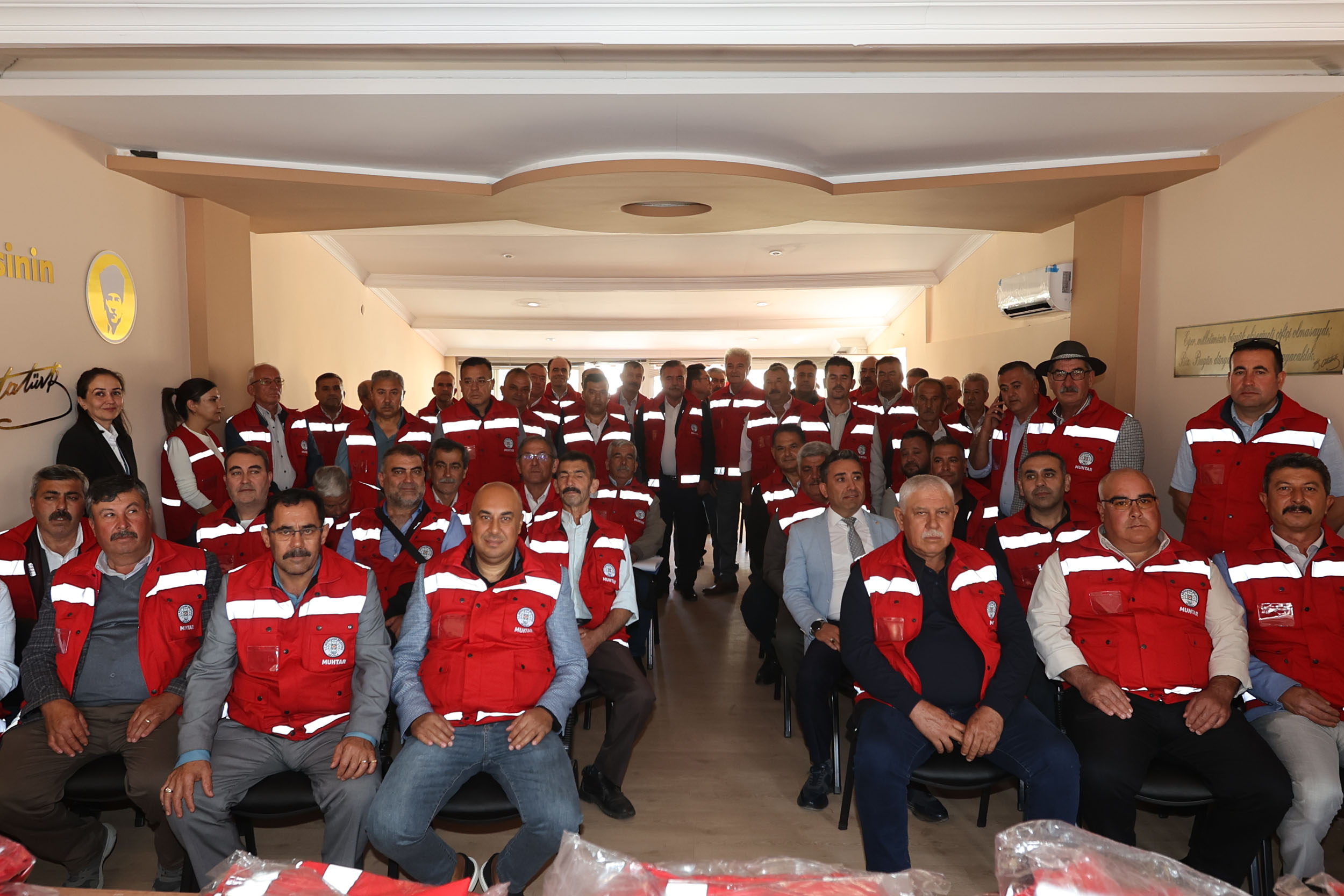  Büyükşehir’den 574 Muhtara Özel Yelek Dağıtımı Başladı