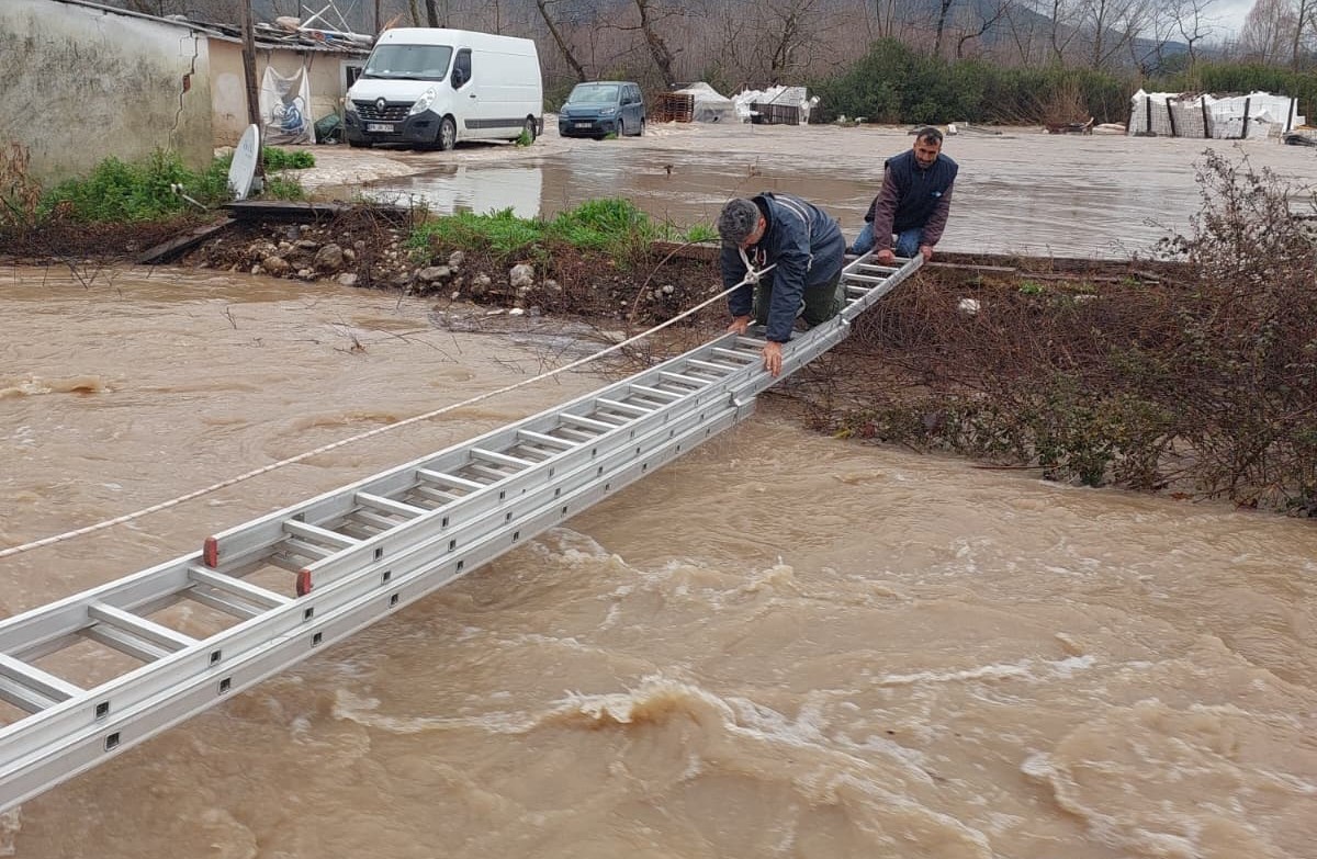 Seydikemer’de Mahsur Kalan Vatandaşlar İtfaiye Ekiplerince Kurtarıldı