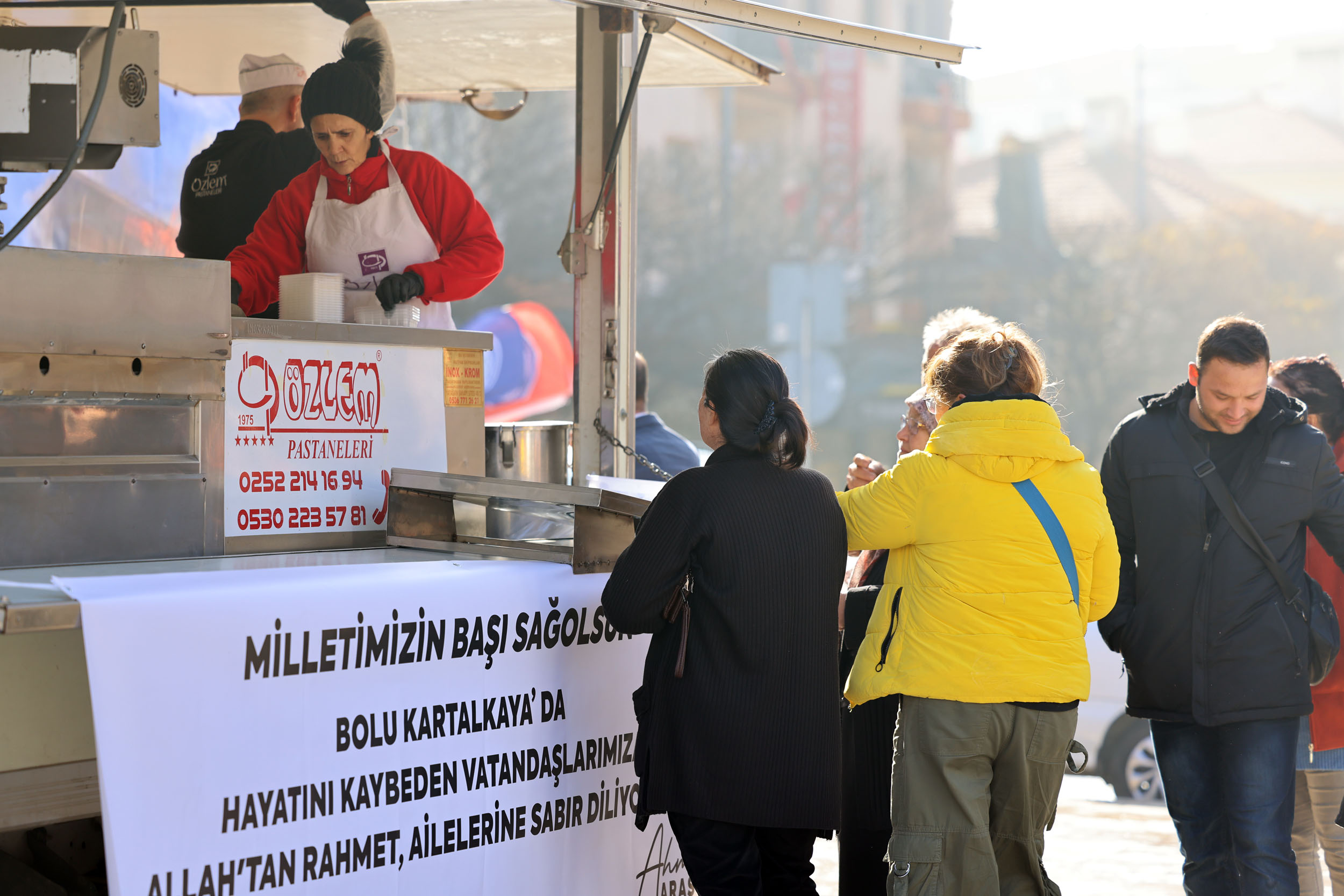 Büyükşehir Yangında Hayatını Kaybedenler İçin Lokma Dağıttı